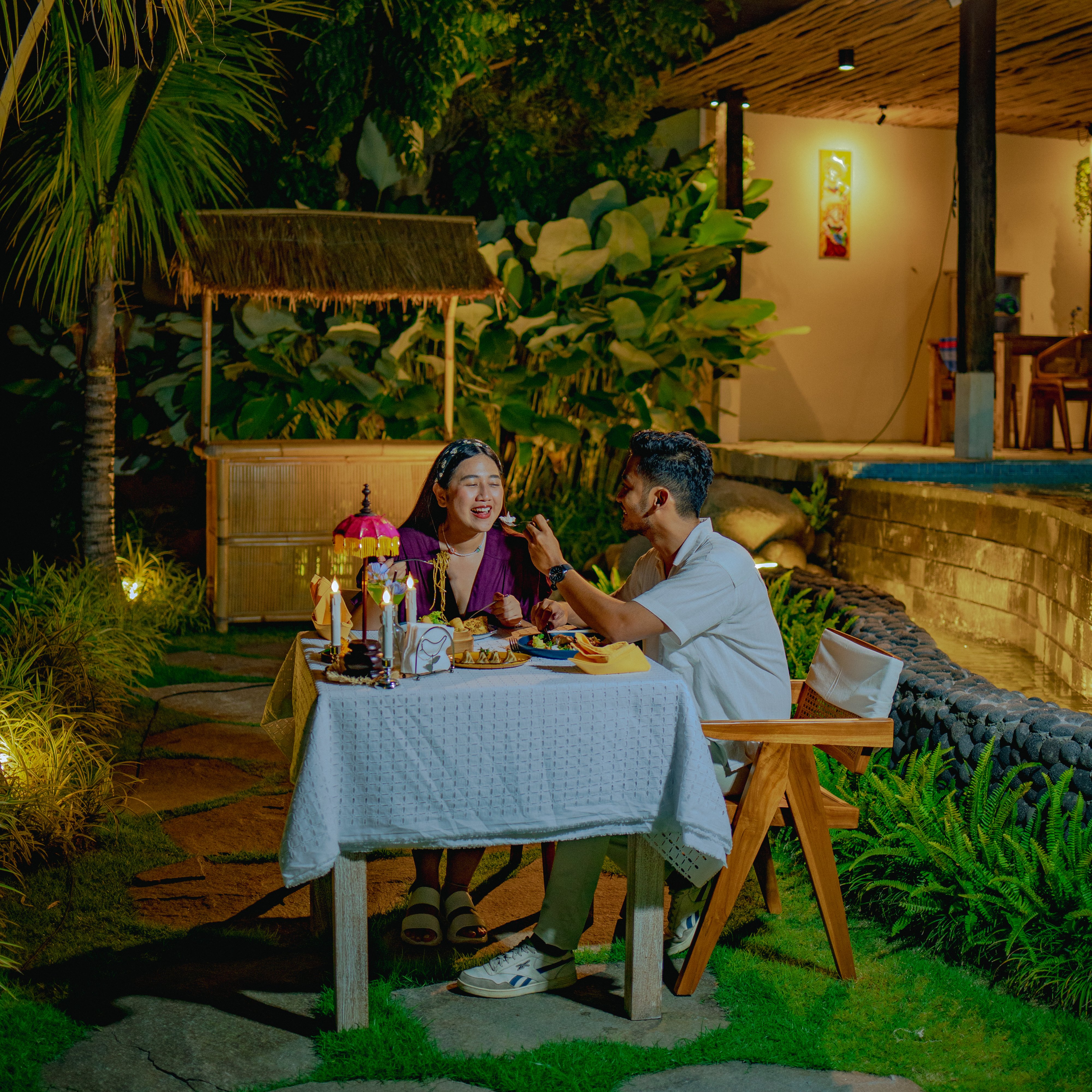 Makan Malam di Taman
