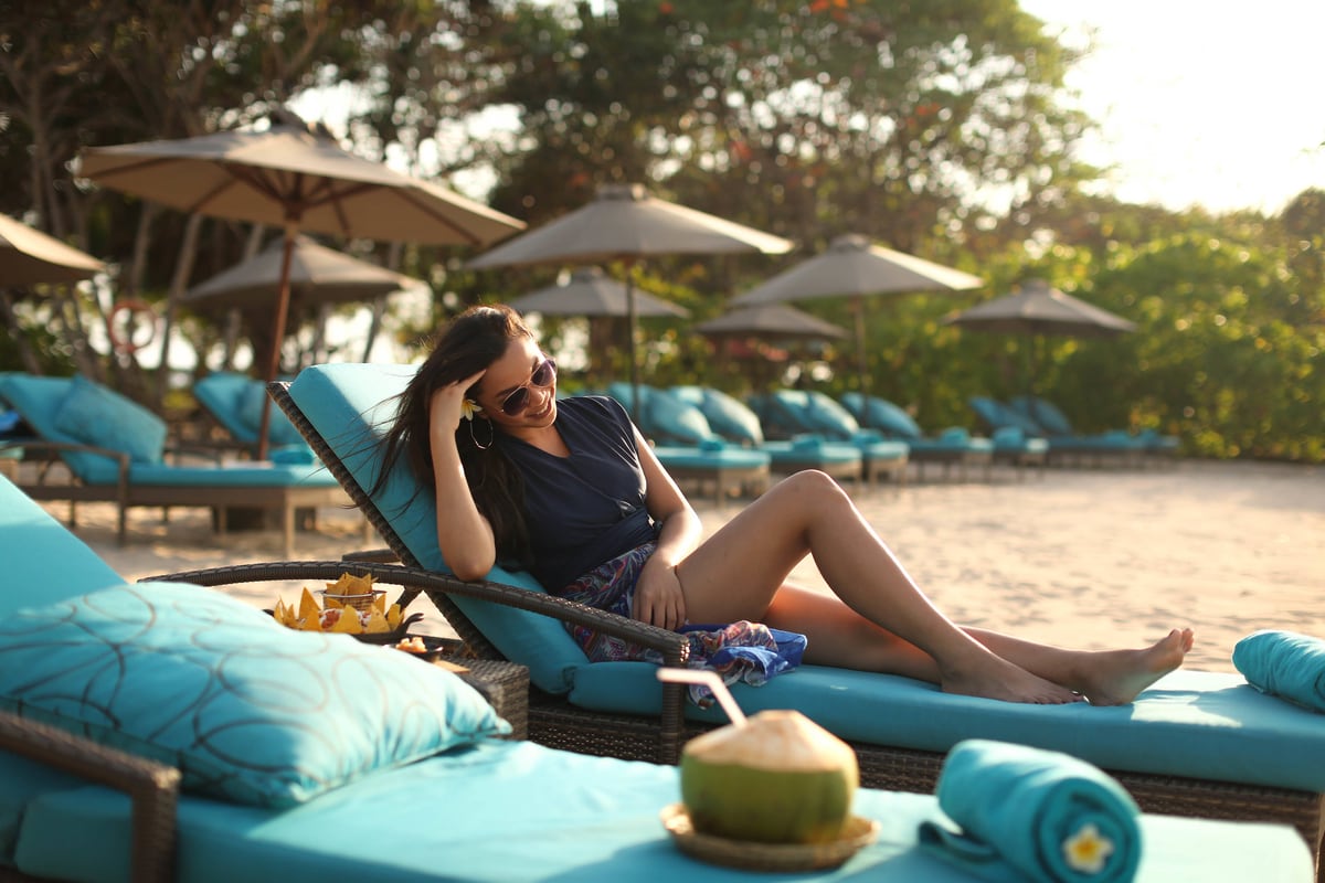 Kursi berjemur santai di The Beach Club Nusa Dua