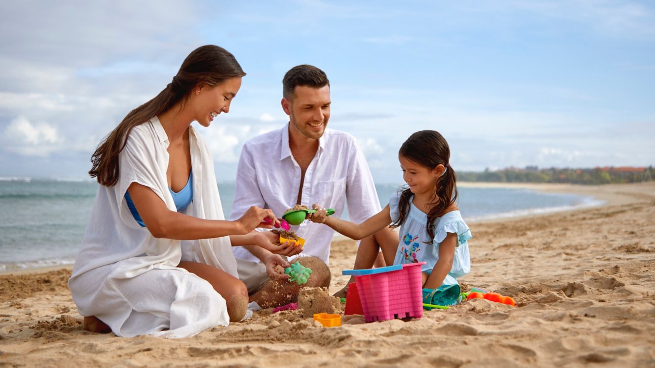 Momen pantai keluarga di Courtyard Marriott Nusa Dua