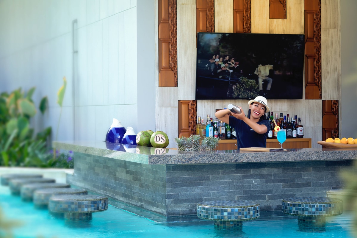 Bar kolam dan suasana tepi air Courtyard Bali Nusa Dua
