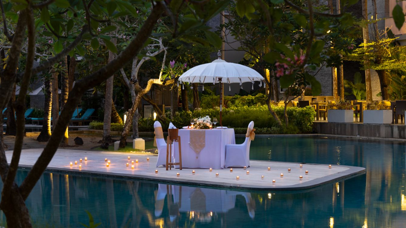 Spot foto makan malam tepi kolam Courtyard Bali Nusa Dua