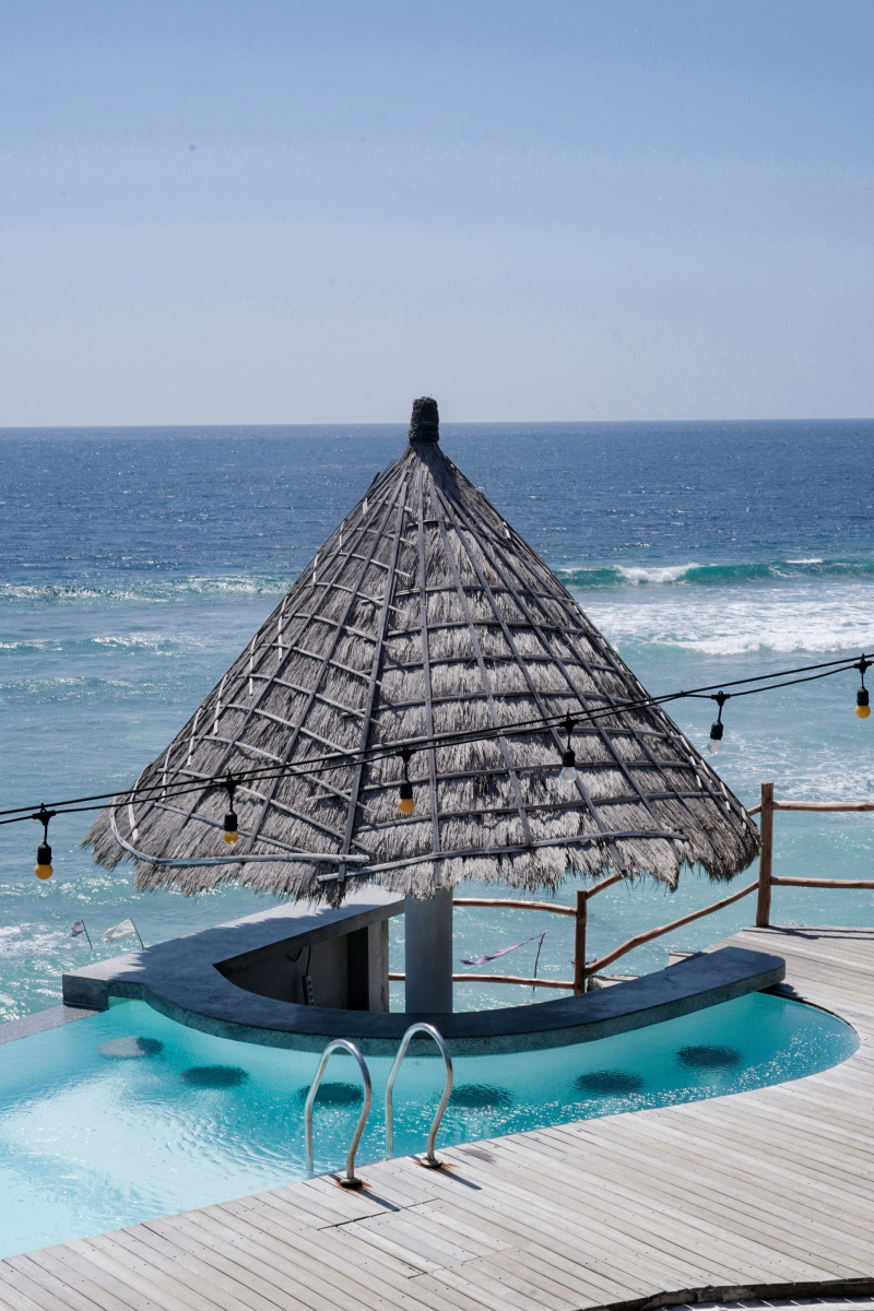 Tempat teduh di sisi kolam