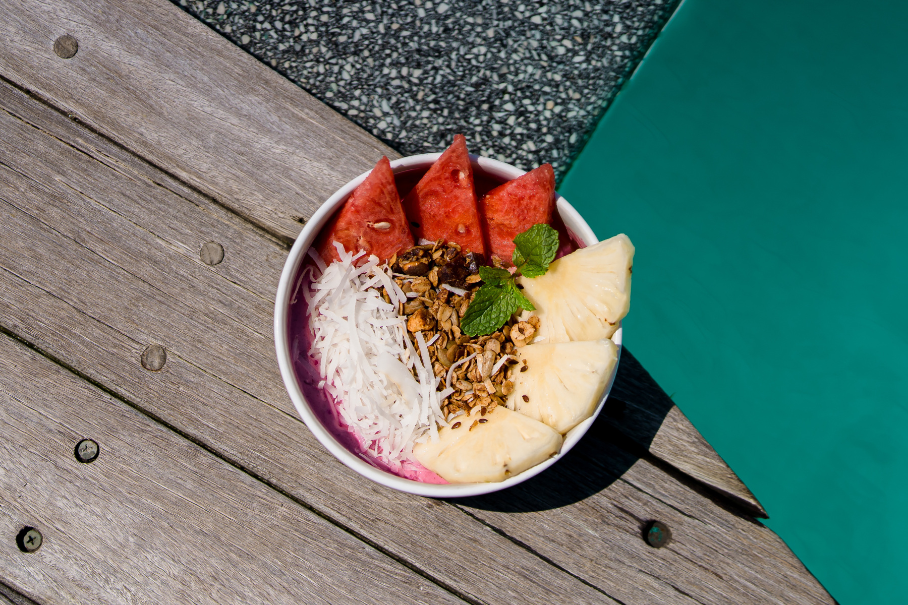 Sarapan bowl di tepi air