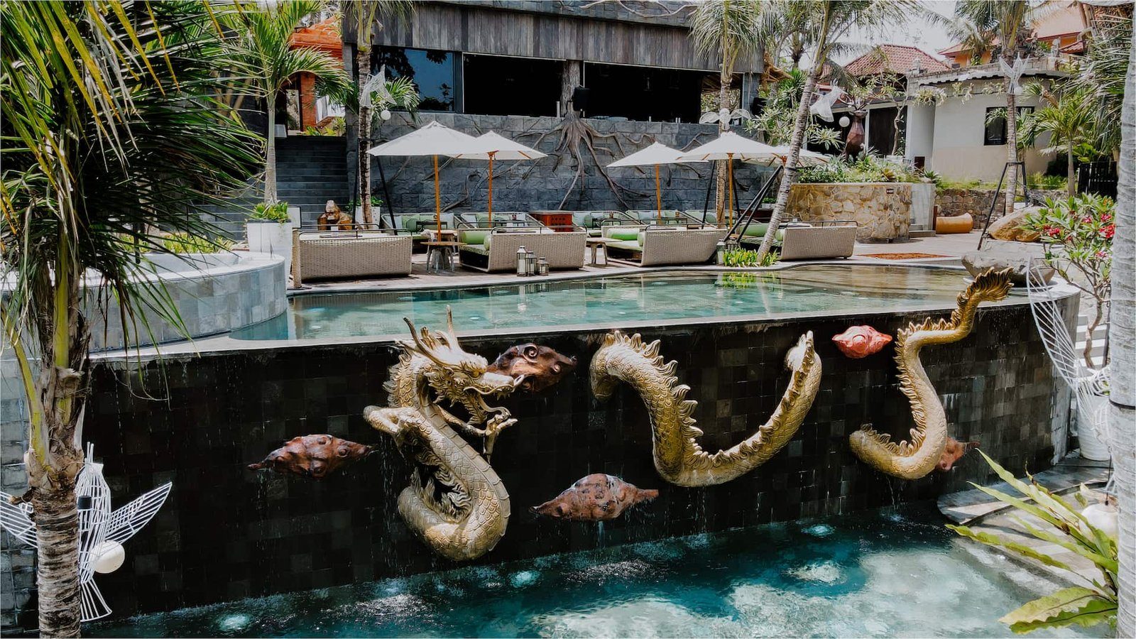 The Jungle Club Ubud — ドラゴンウォールとプール