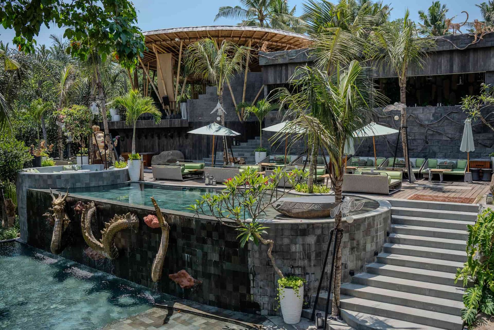The Jungle Club Ubud — プールと会場の全景