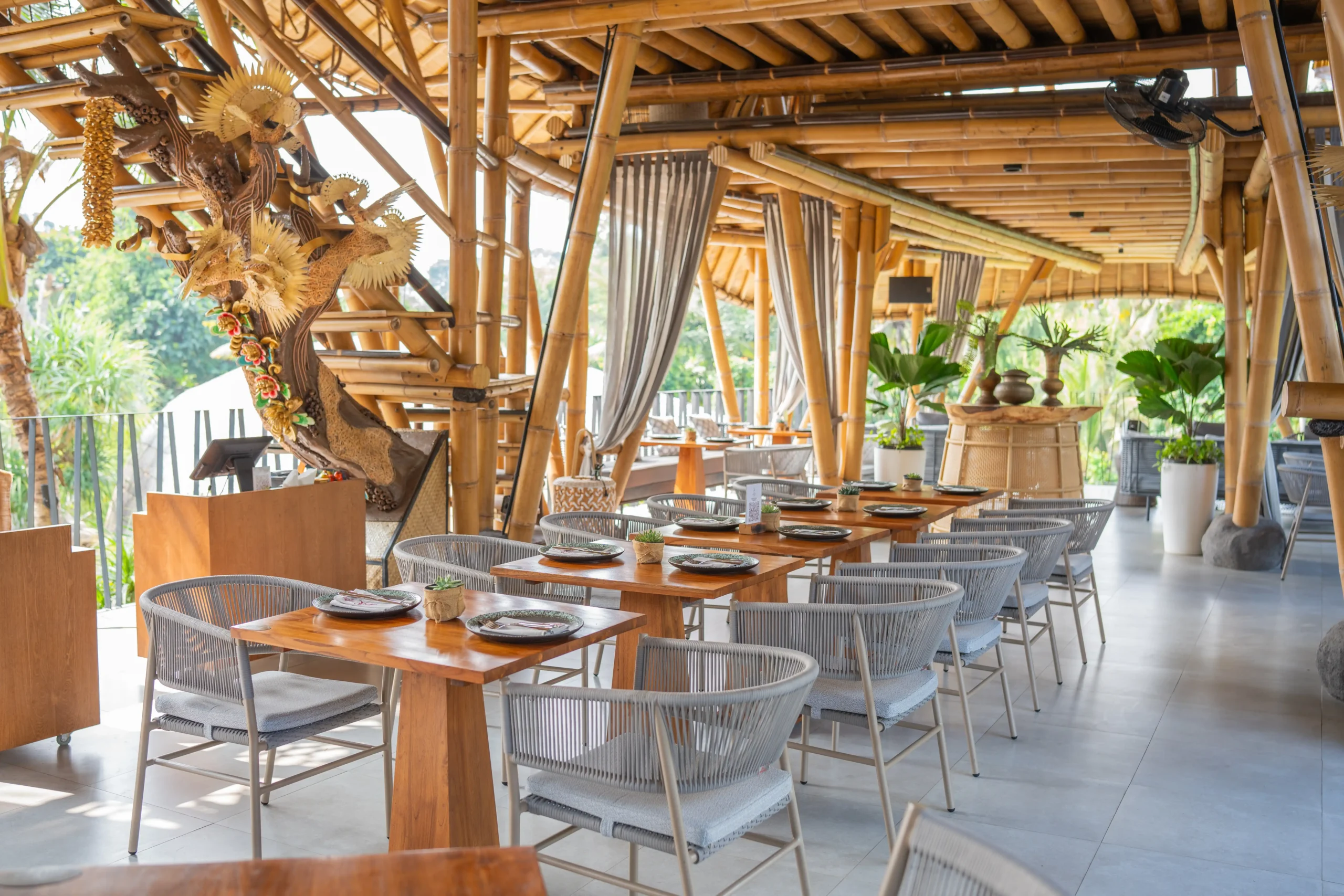 Restoran bambu The Jungle Club Ubud dengan area meja