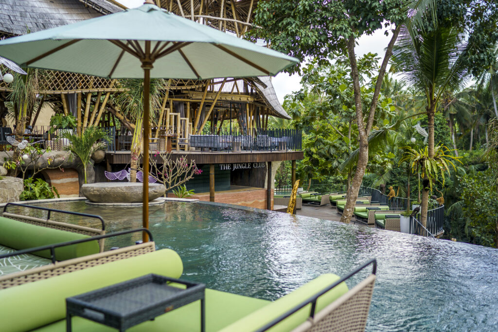 Kolam bertingkat The Jungle Club Ubud di tengah hijau