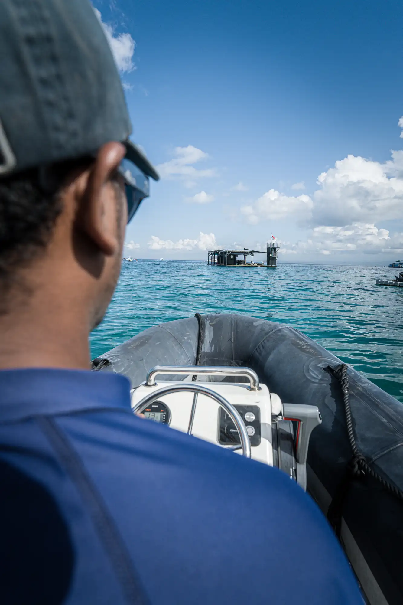 Transfer boat approaching Pontoon