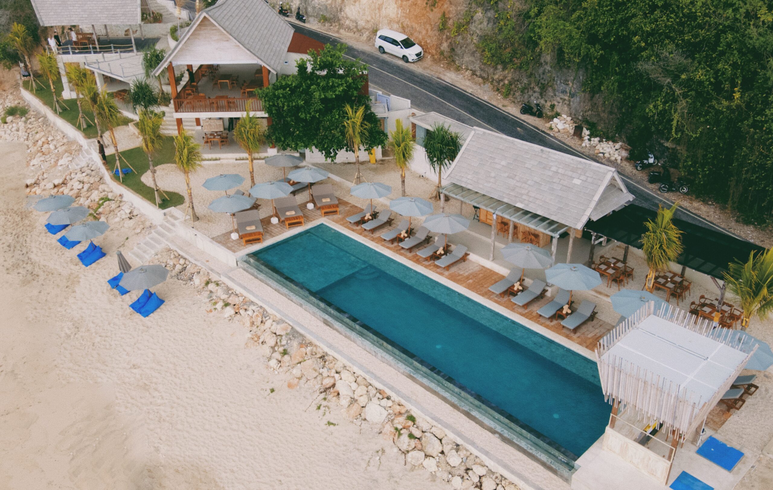 Pemandangan keseluruhan tepi pantai Timbis Beach Club