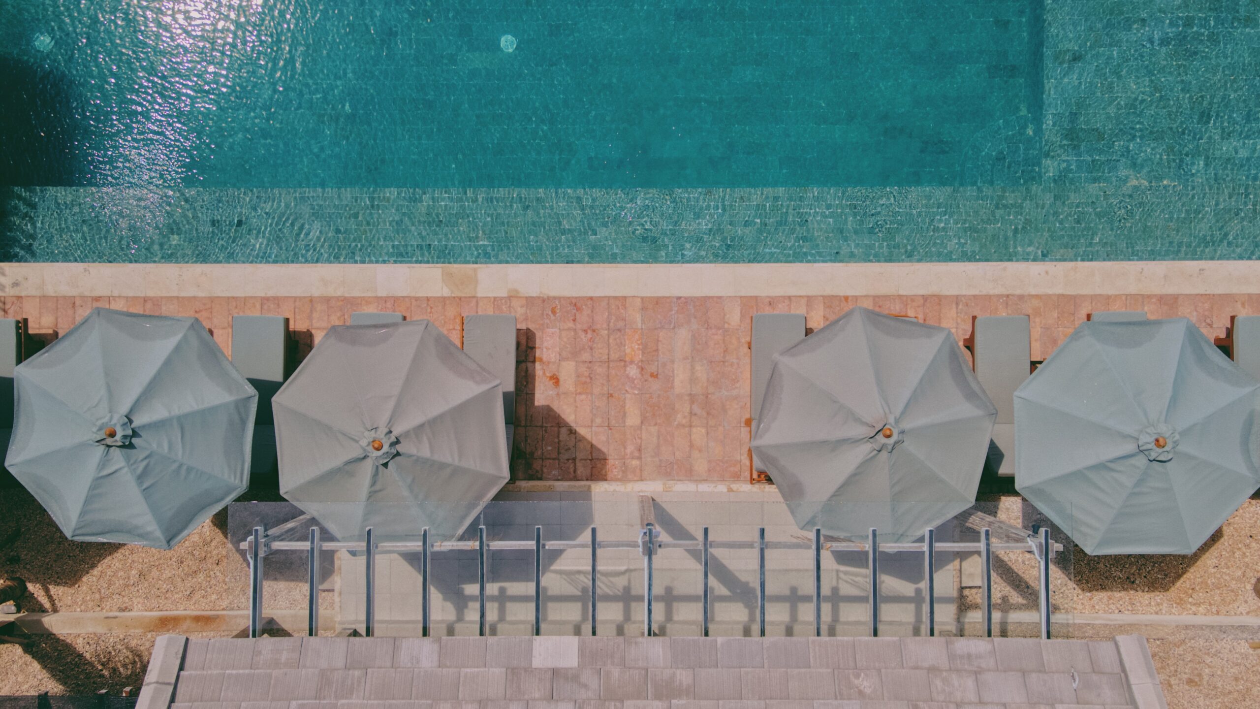 Kolam renang infinity tepi pantai di Timbis Beach Club