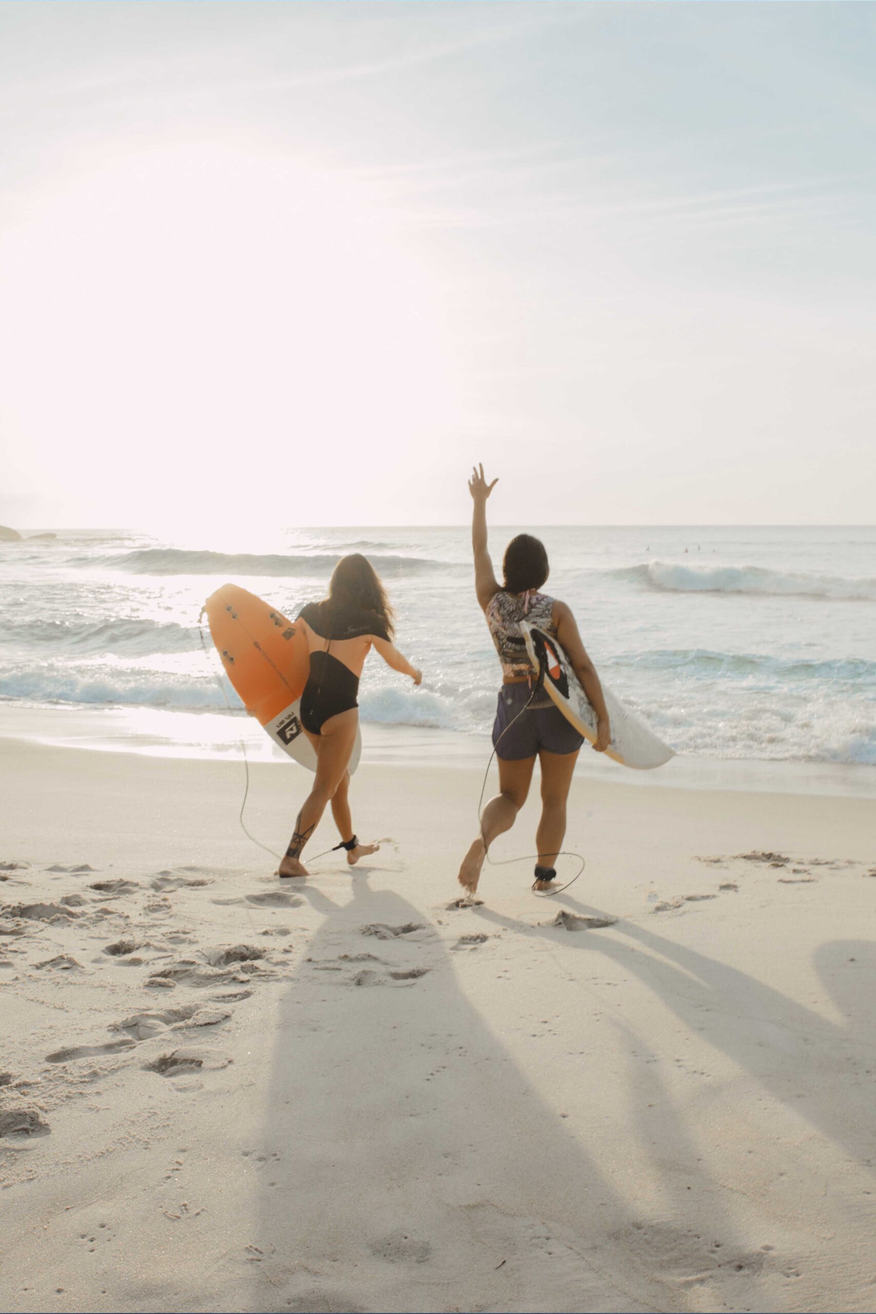 Peselancar menikmati pantai di dekat Timbis Beach Club