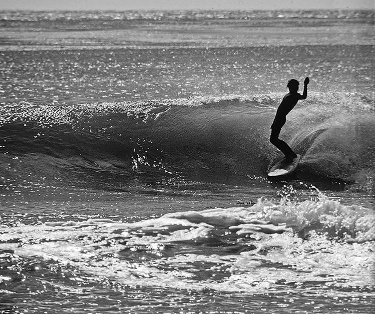 Times Beach Warung — 海辺のサーフシーン
