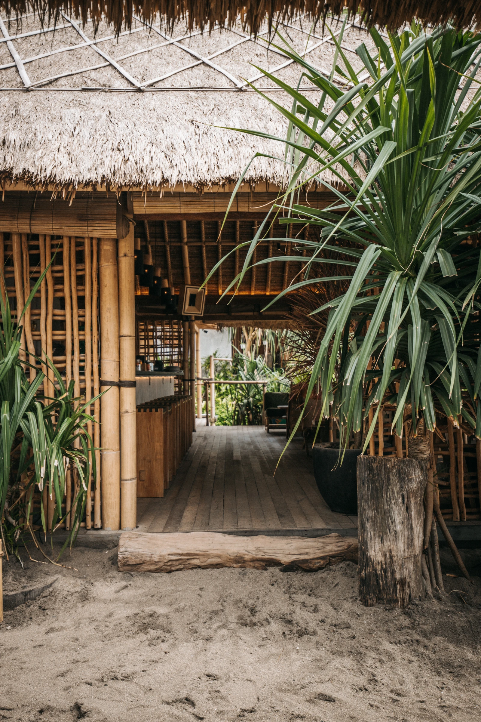 Times Beach Warung — 海辺へ開いた建物
