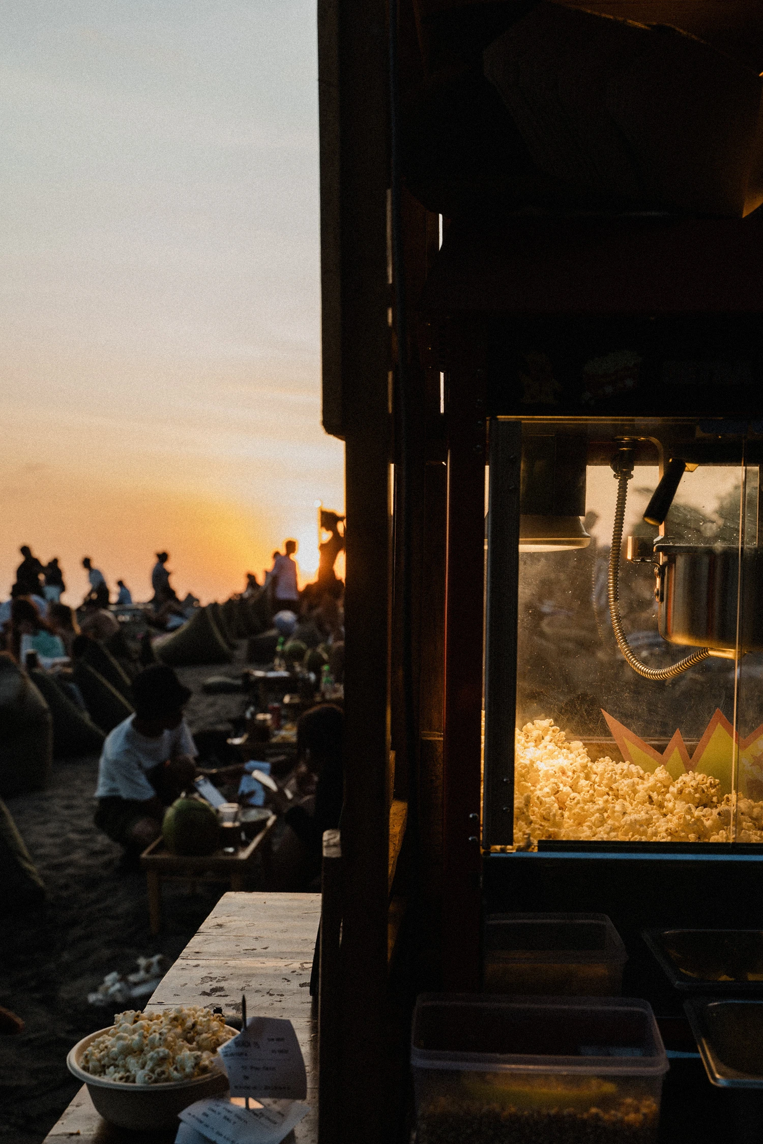 Times Beach Warung — 上映前の夕景とポップコーン