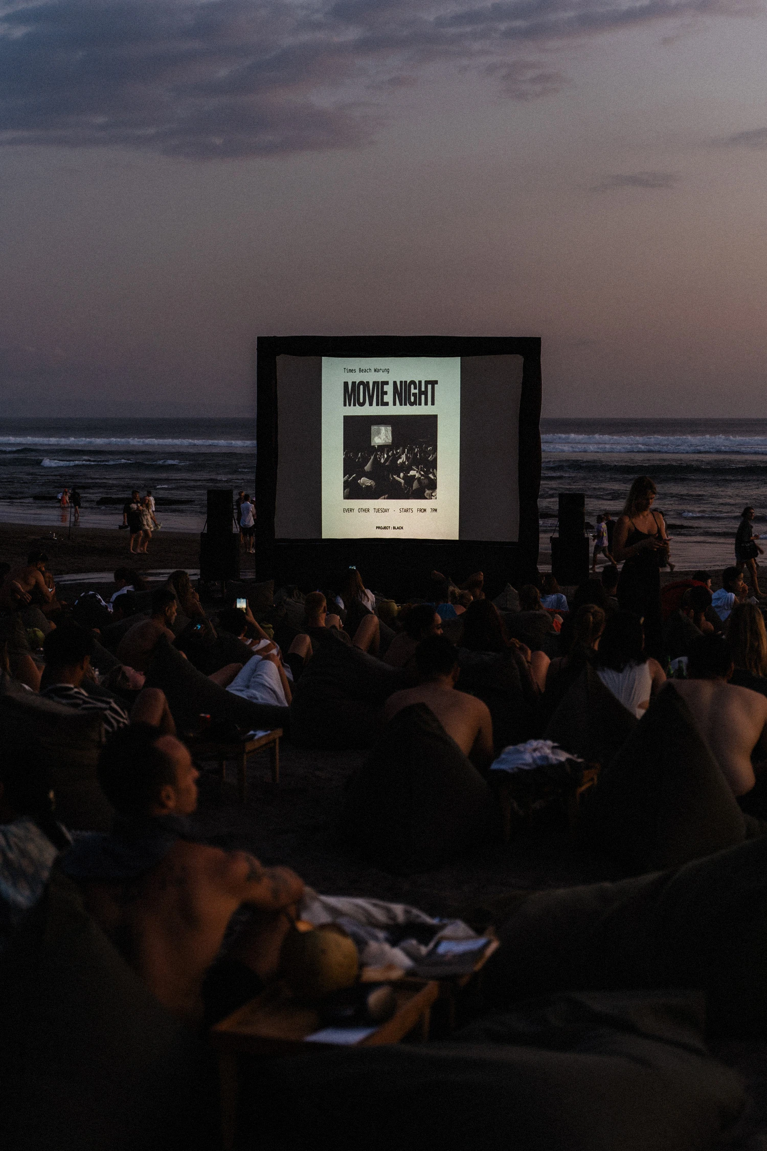 Times Beach Warung — 夜のビーチシネマ