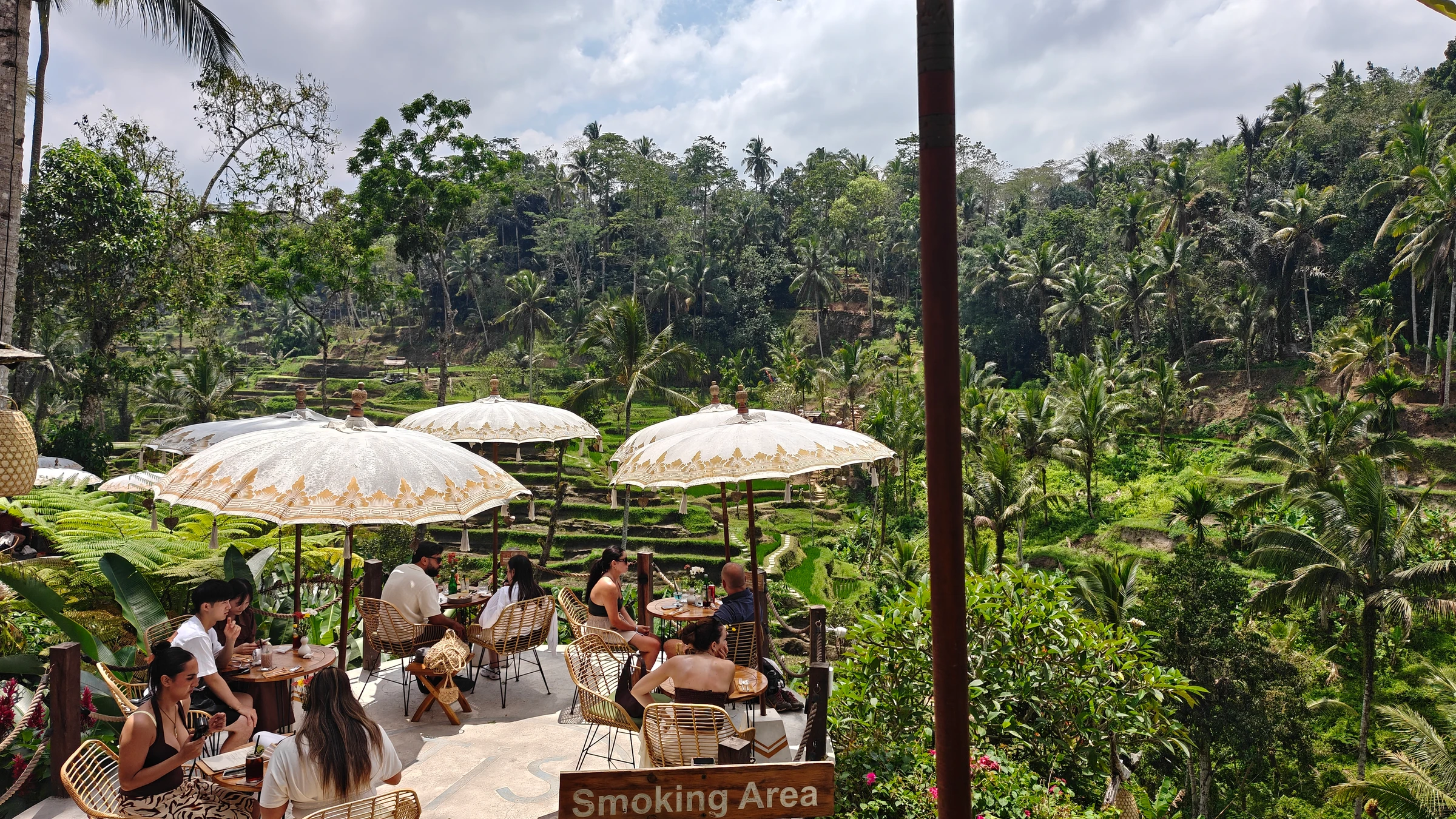 TIS Cafe Ubud — Teras dikelilingi tanaman hijau