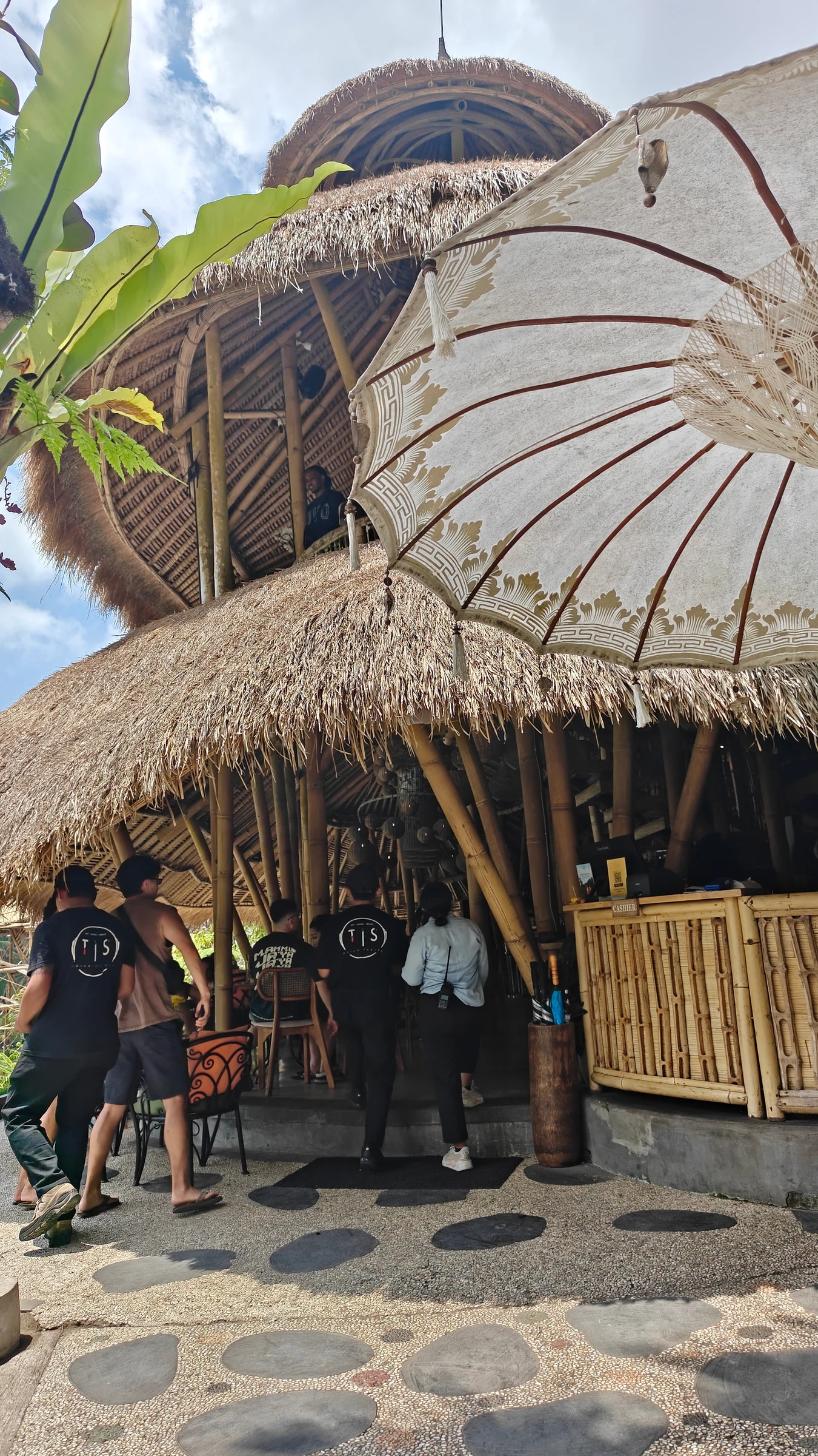 TIS Cafe Ubud — Atap alang-alang dan payung