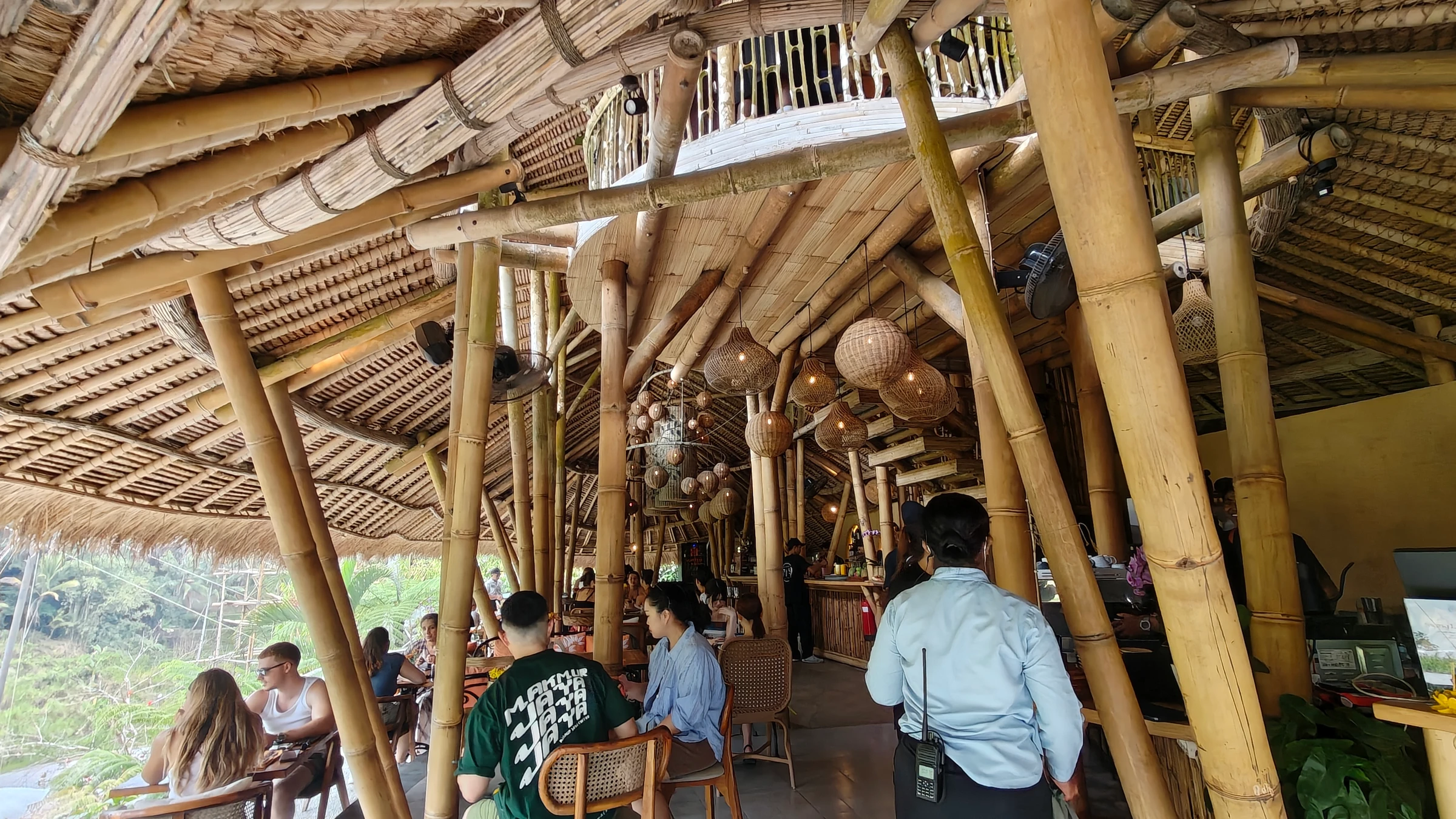 TIS Cafe Ubud — Interior restoran bambu