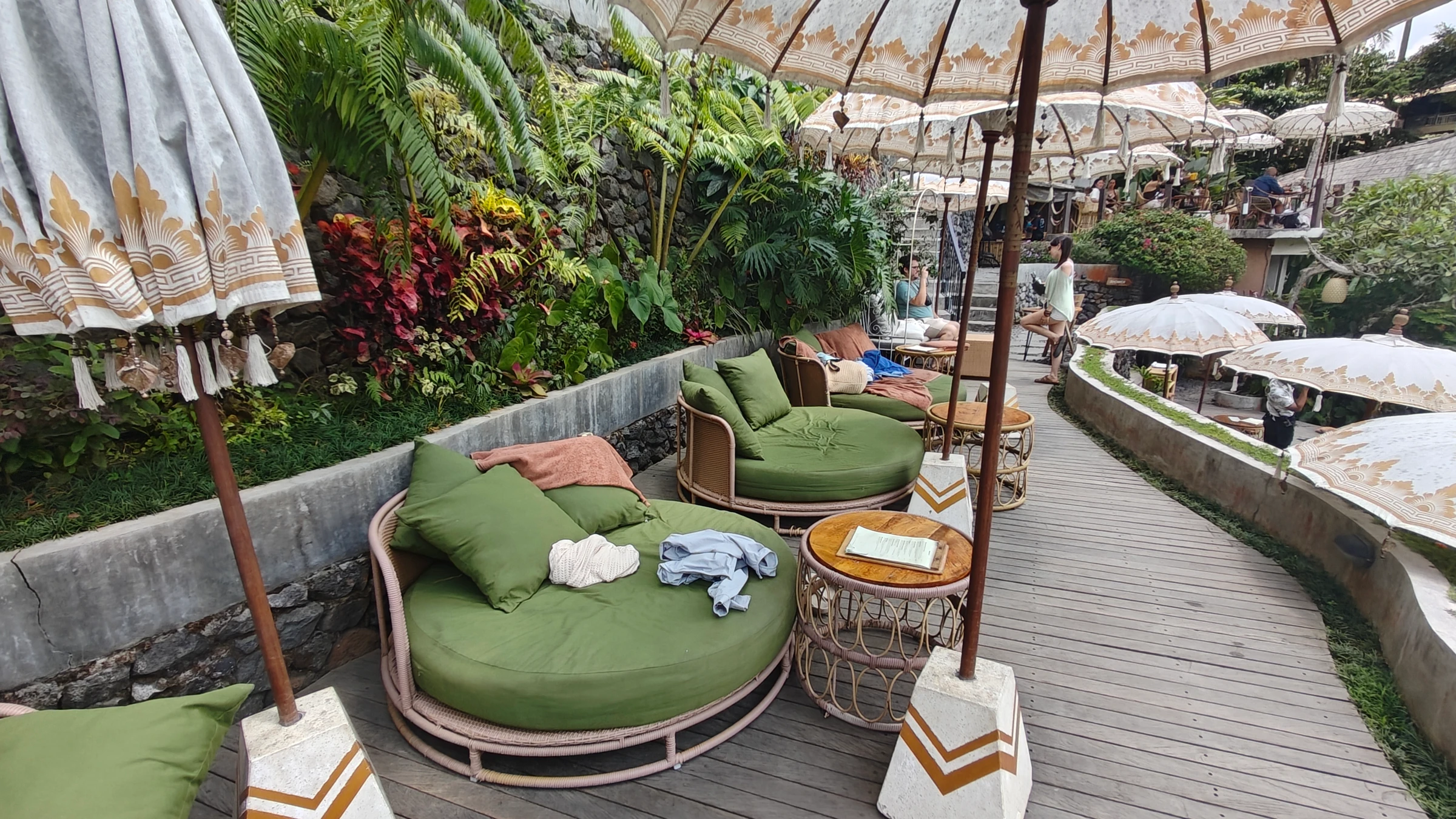 Daybed Area Kolam