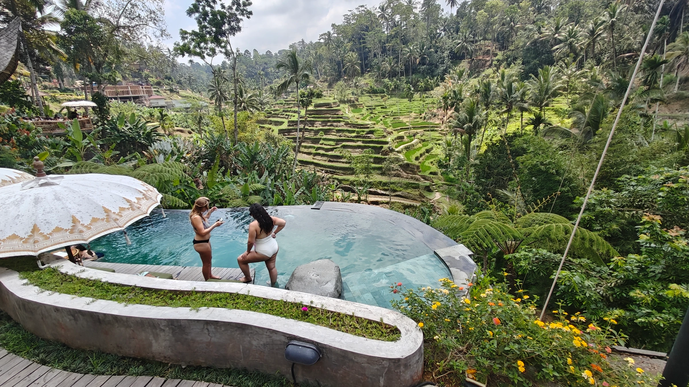 TIS Cafe Ubud — Kolam menghadap sawah