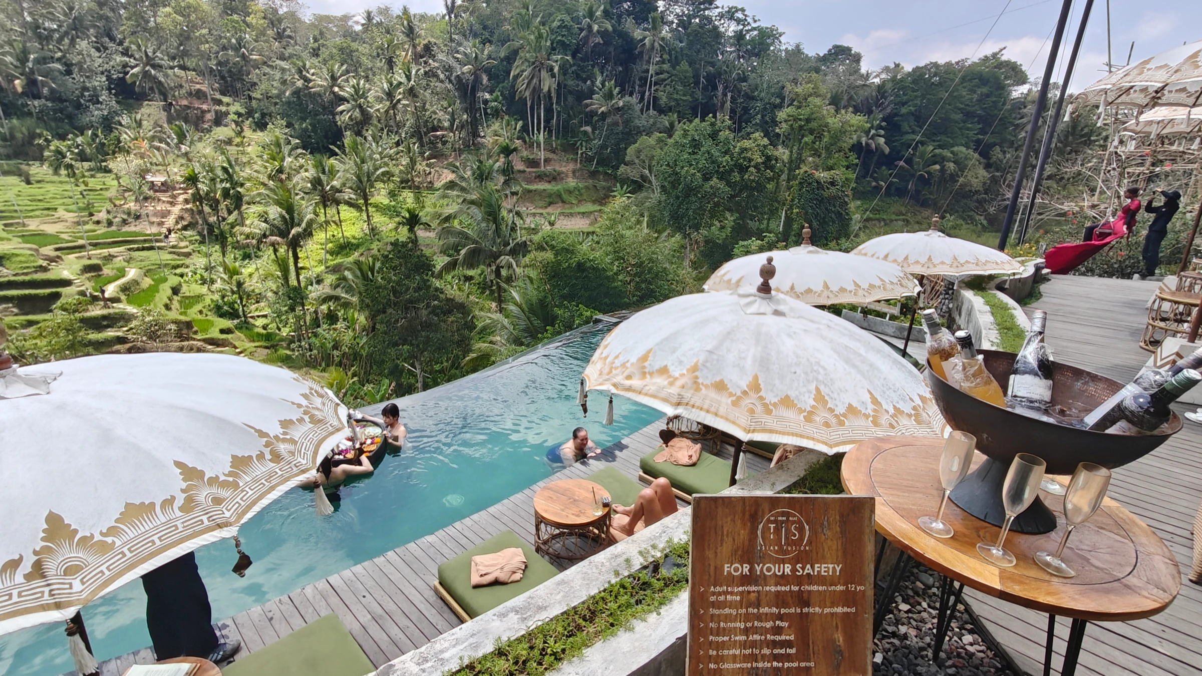 TIS Cafe Ubud — Payung putih di tepi kolam