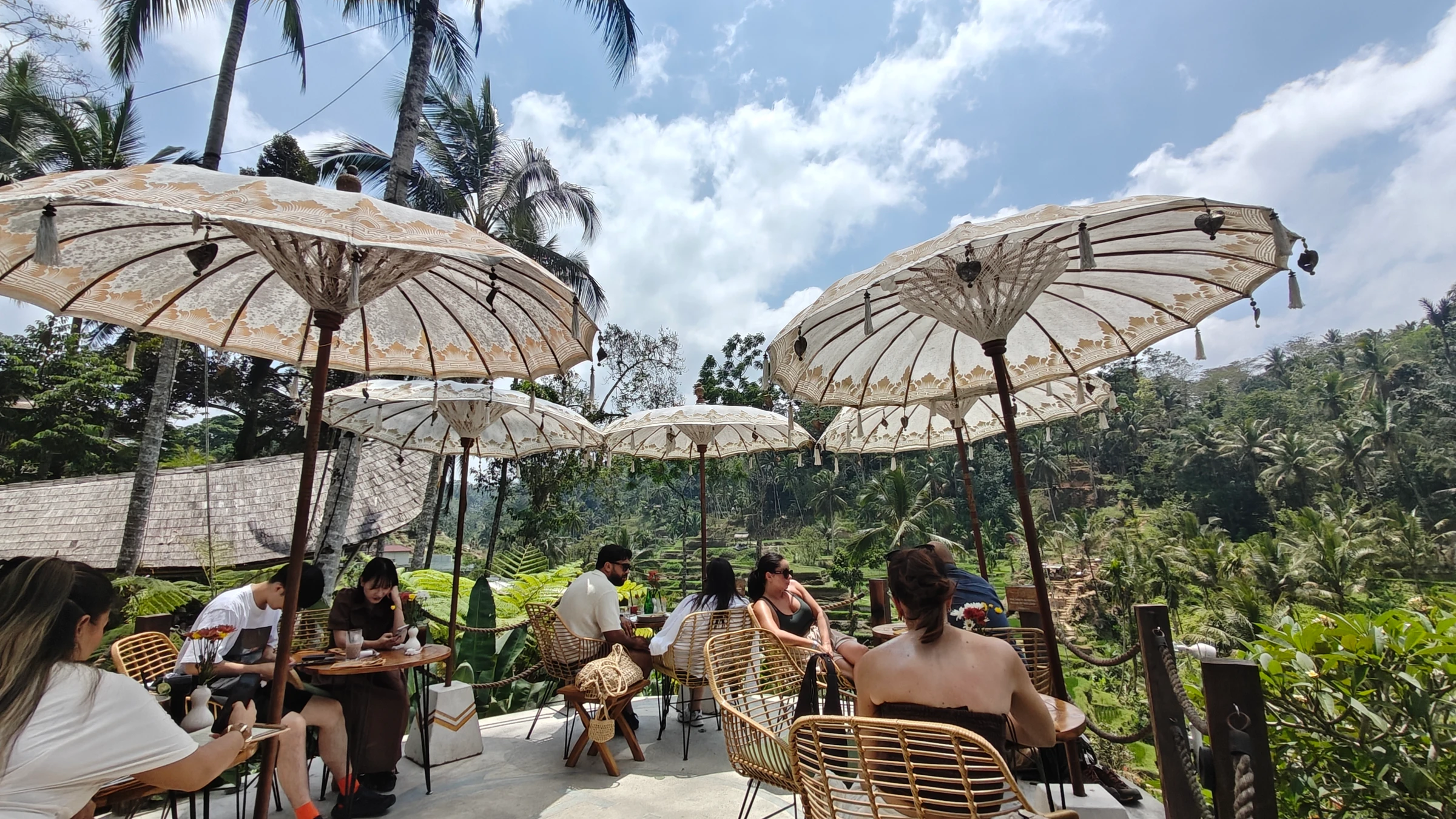 TIS Cafe Ubud — Makan di teras di bawah payung