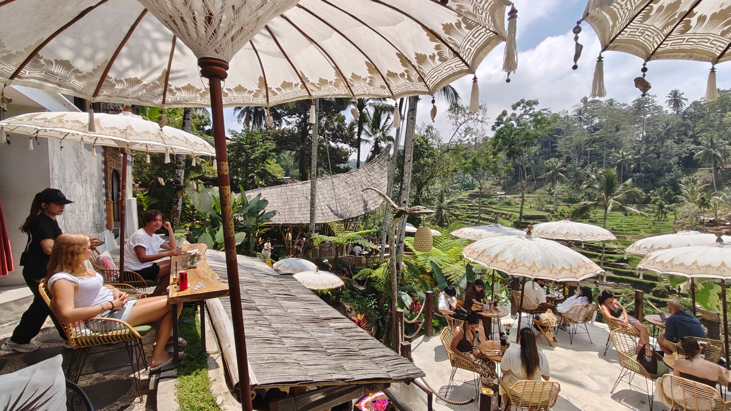 TIS Cafe Ubud — Meja teras menghadap sawah