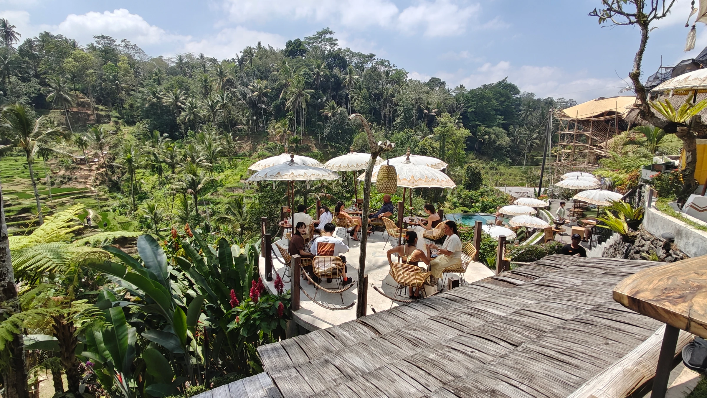TIS Cafe Ubud — Teras bertingkat dan tanaman hijau