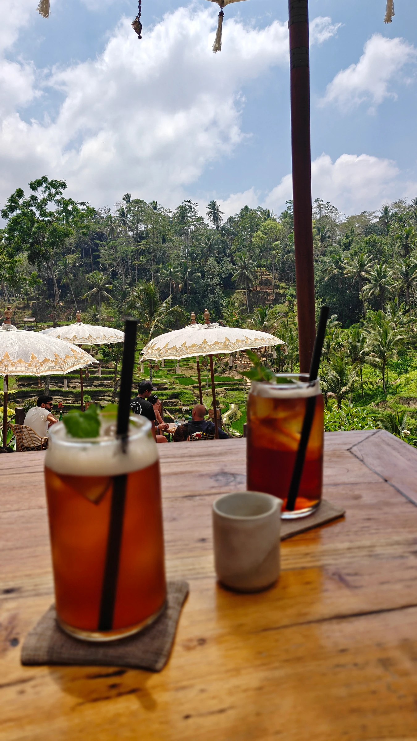 Es teh dengan pemandangan sawah