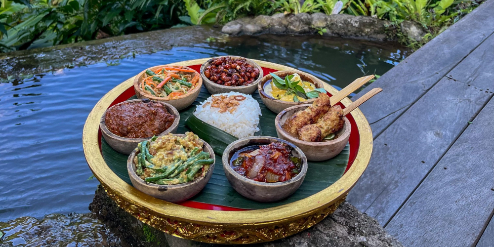Aneka hidangan Indonesia di atas nampan