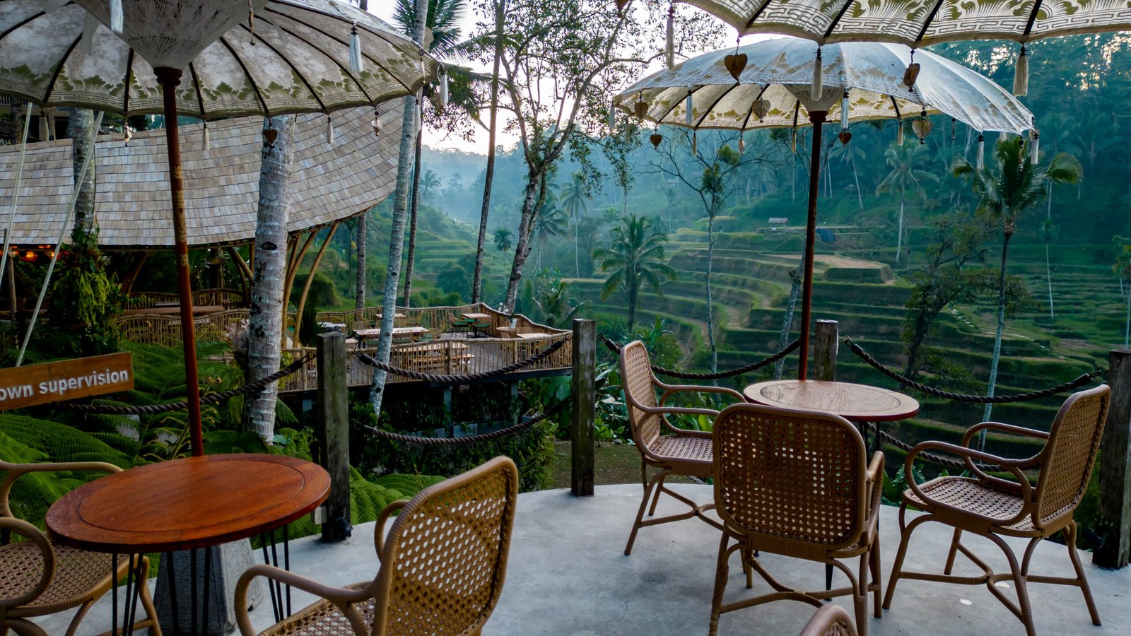 Bangunan bambu dan tanaman hijau