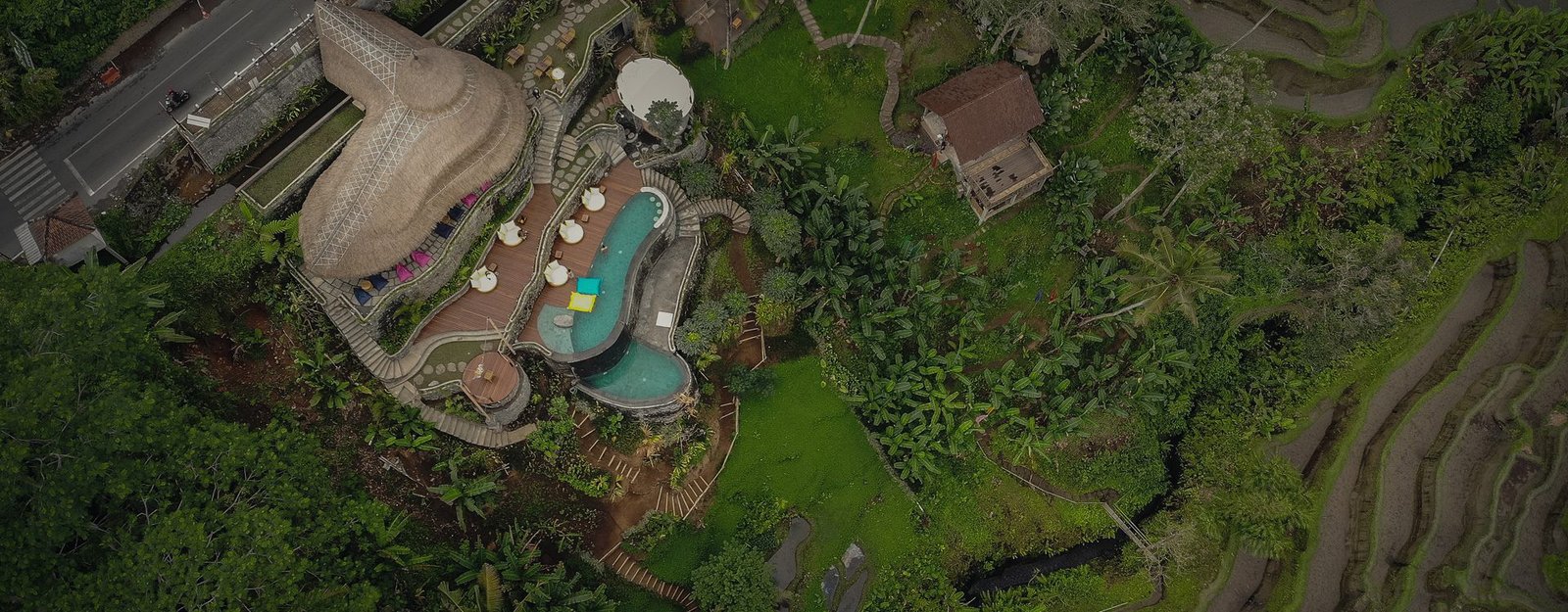 Kolam dan bangunan bambu di lereng