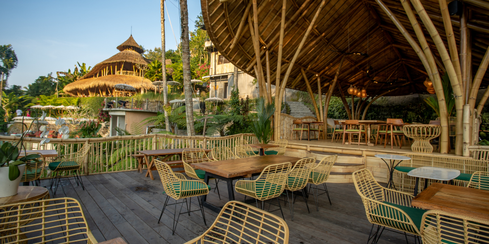 TIS Cafe Ubud — 開放的なレストランテラス