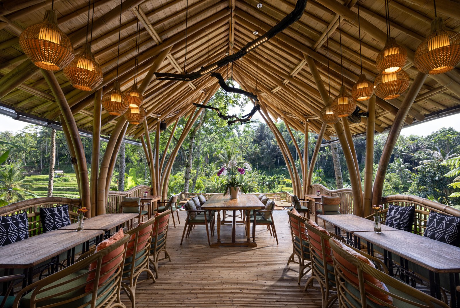 TIS Cafe Ubud — 竹の梁が広がるダイニング