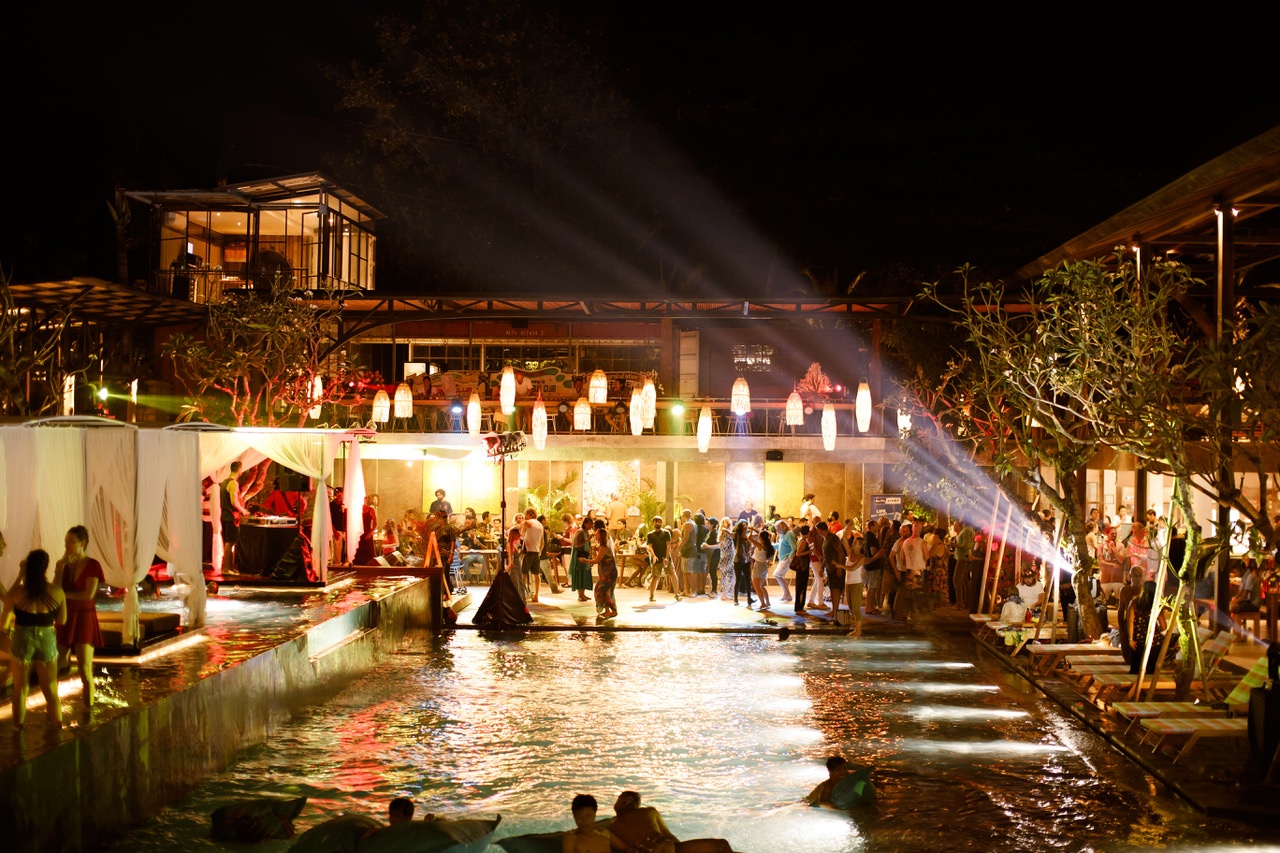 Pencahayaan kolam malam hari