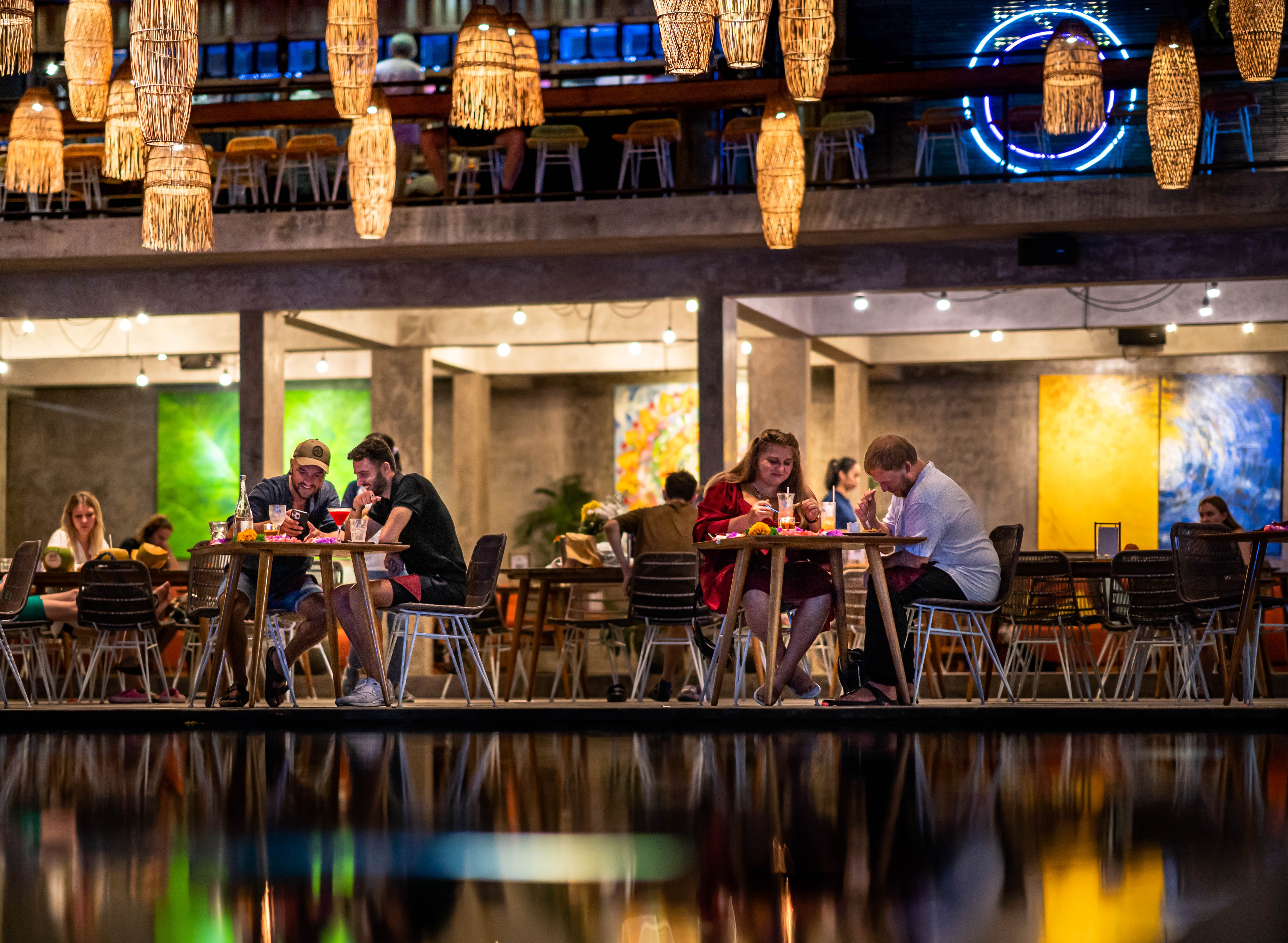 Suasana restoran malam hari