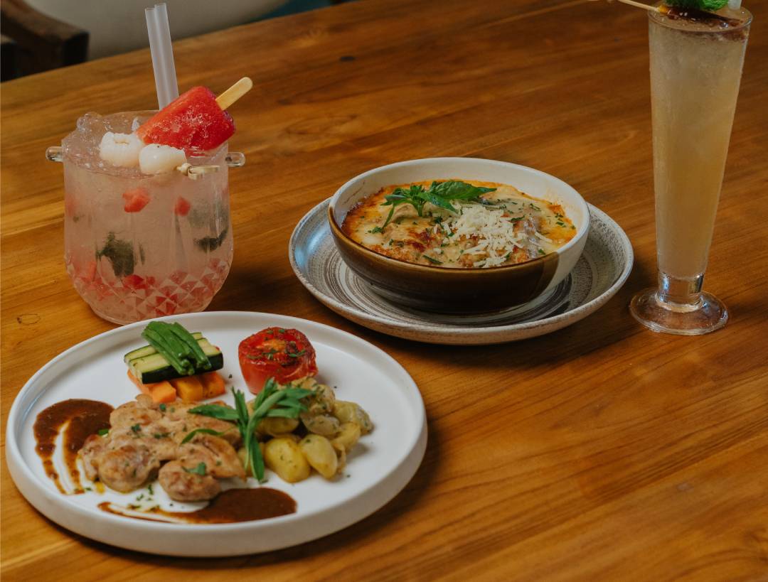 料理とドリンクのテーブル