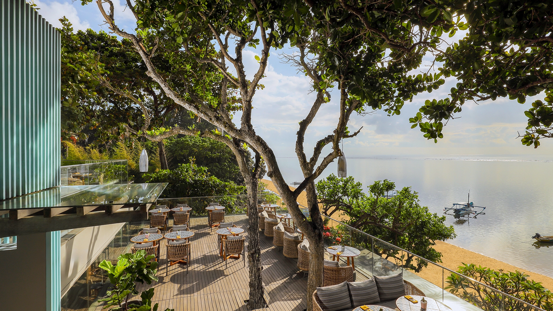 Pemandangan fotogenik di Tree Bar at Maya Sanur.