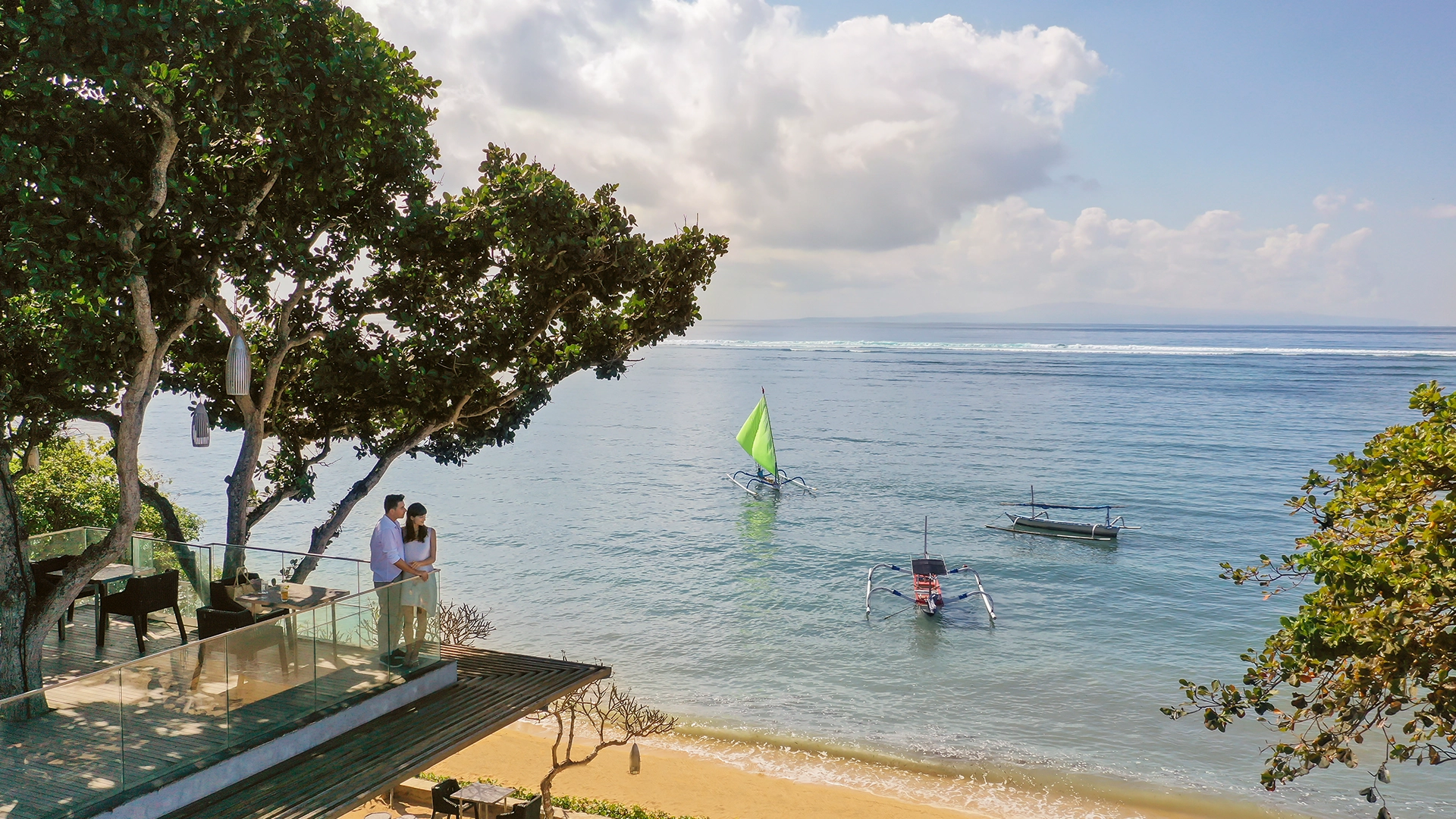 Pemandangan fotogenik di Tree Bar at Maya Sanur.