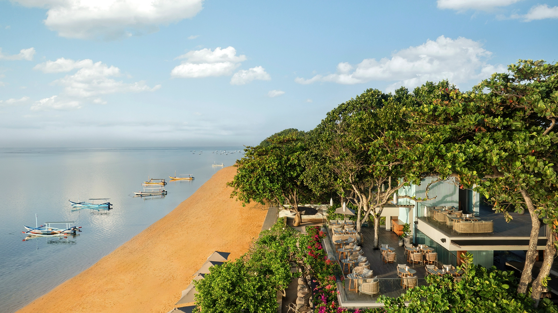 Pemandangan fotogenik di Tree Bar at Maya Sanur.