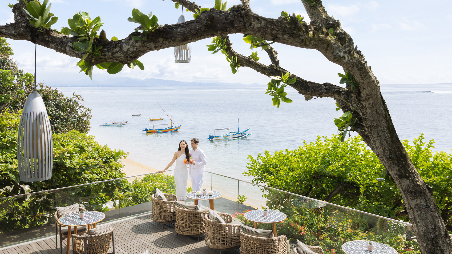 Tree Bar at Maya Sanur — Naungan dan teras tepi laut