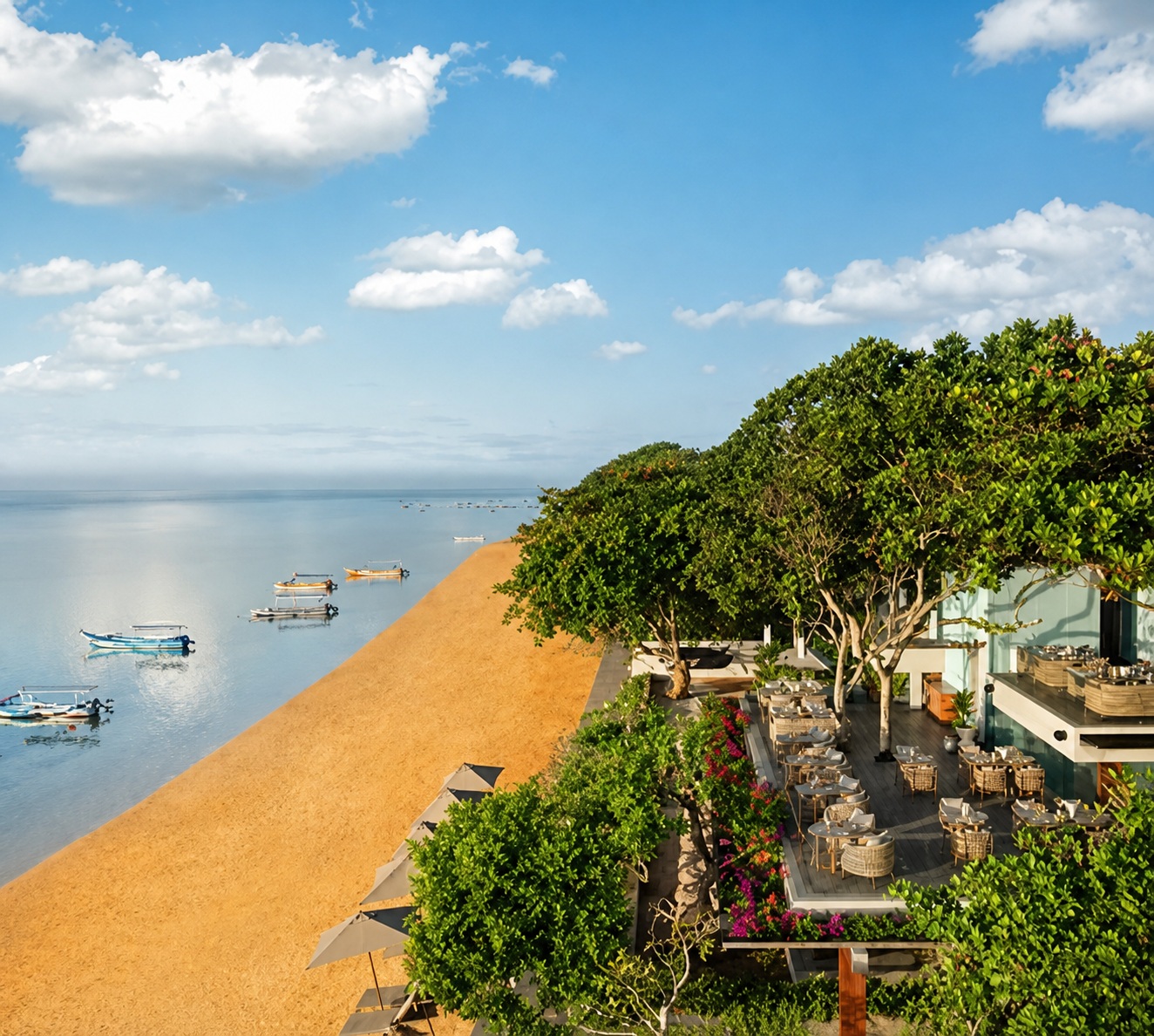 Teras siang dan area tepi pantai di Tree Bar at Maya Sanur