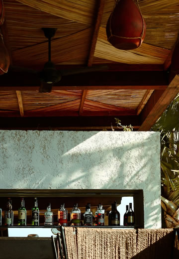 Bar restoran dan plafon kayu di Ulu Cliffhouse