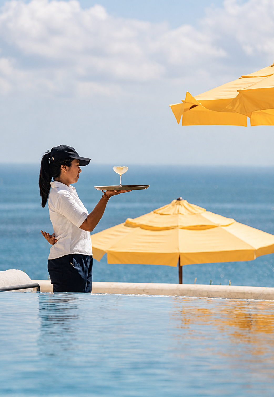 Layanan poolside dan pemandangan laut di Ulu Cliffhouse