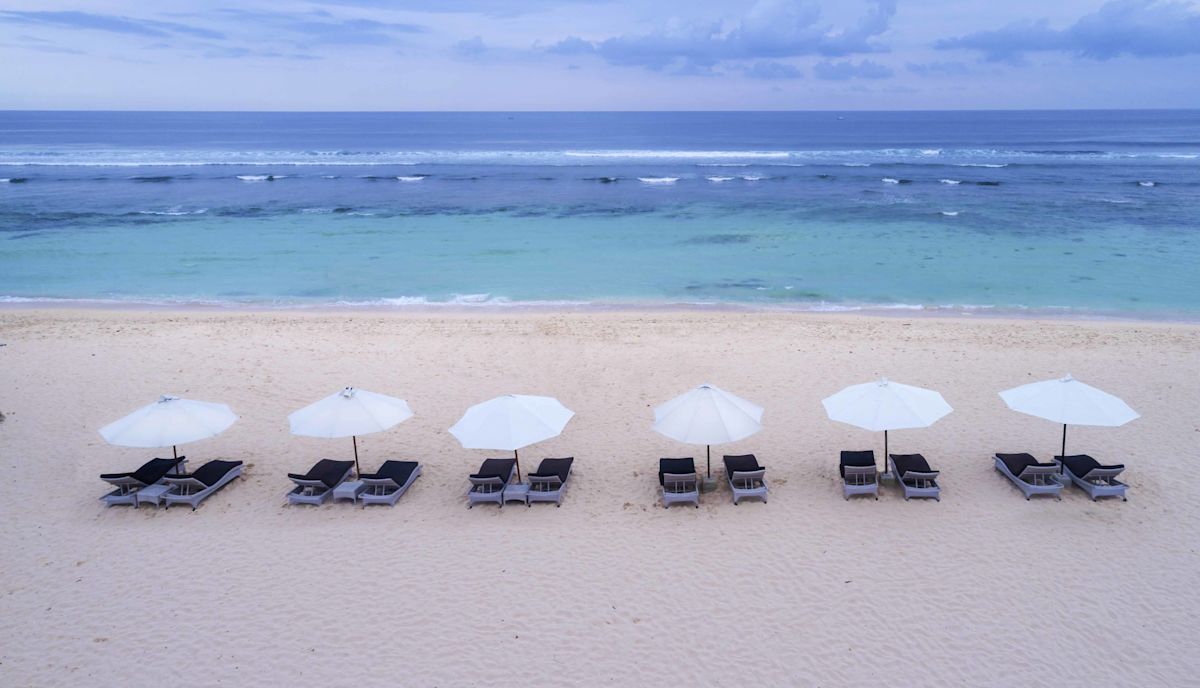 Lounger Pantai Melasti dan air laut biru turkis