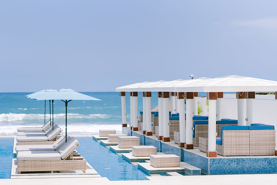 VUE Beach Club — Kolam dan suasana siang