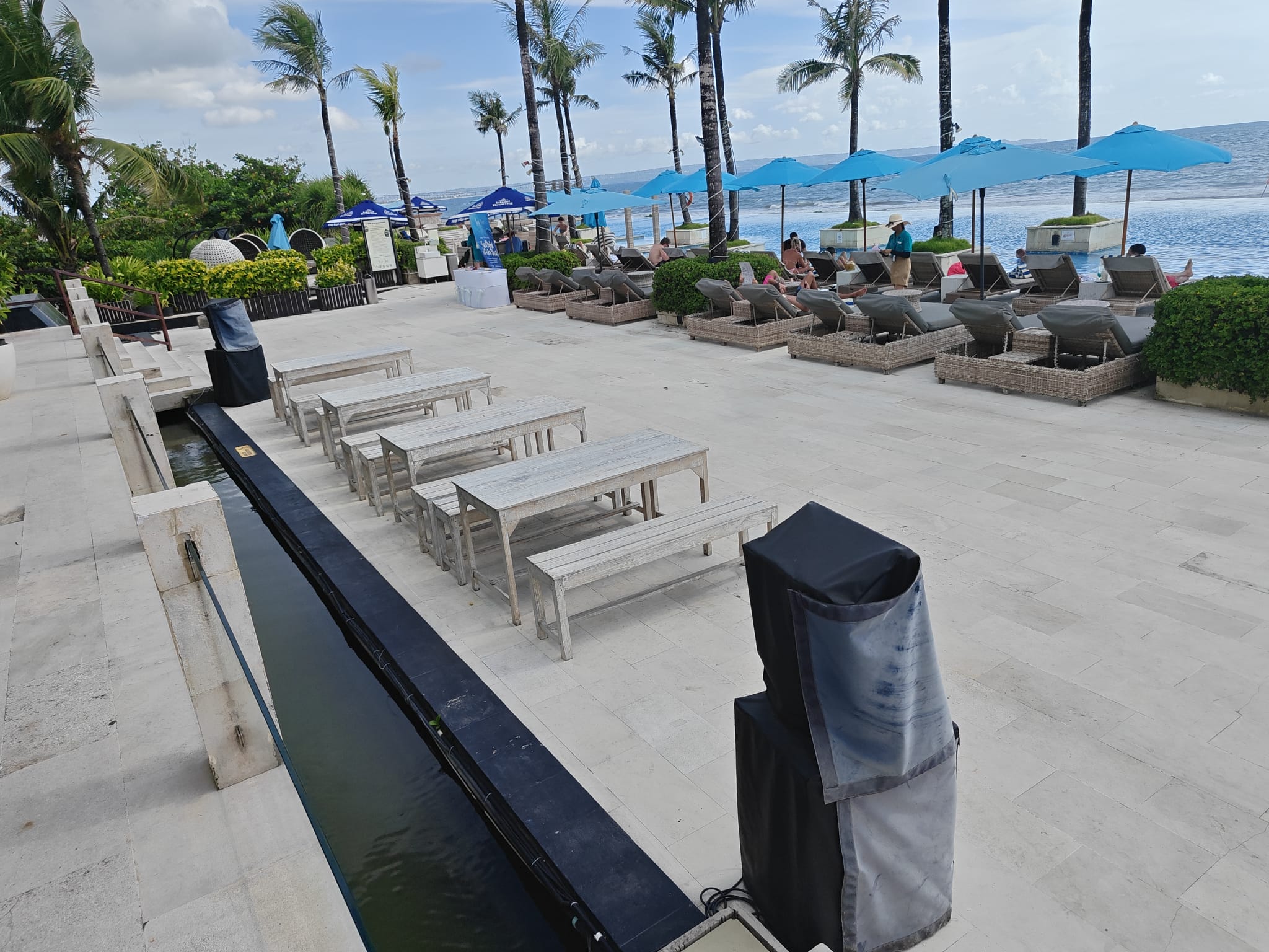 Kursi Outdoor dan Arah Pantai