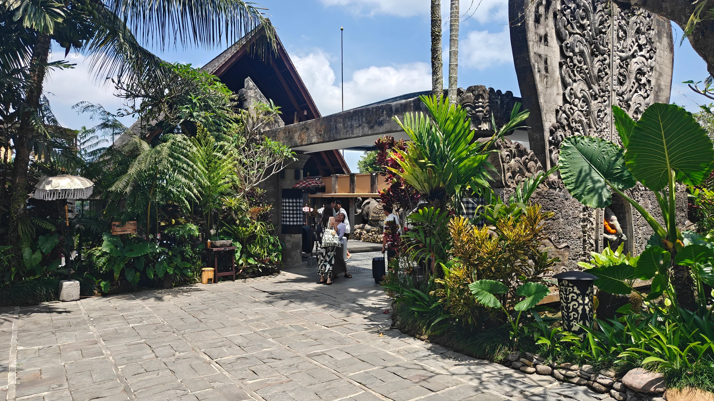 Wanna Jungle Pool & Bar — Building at the entrance