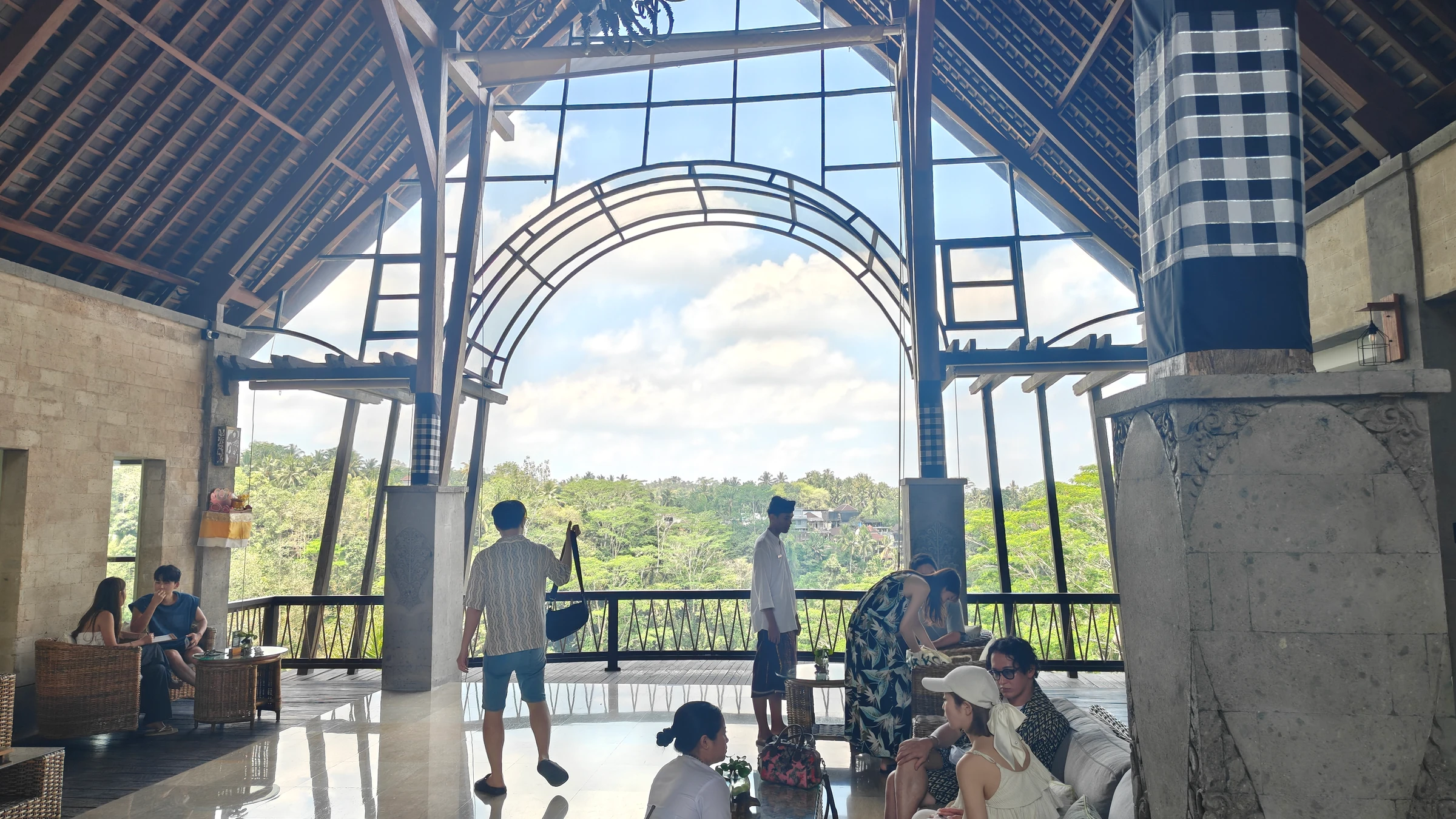 Wanna Jungle Pool & Bar — Lobby arch