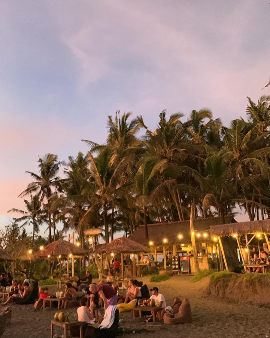 Langit Sore Merah Muda di Pantai